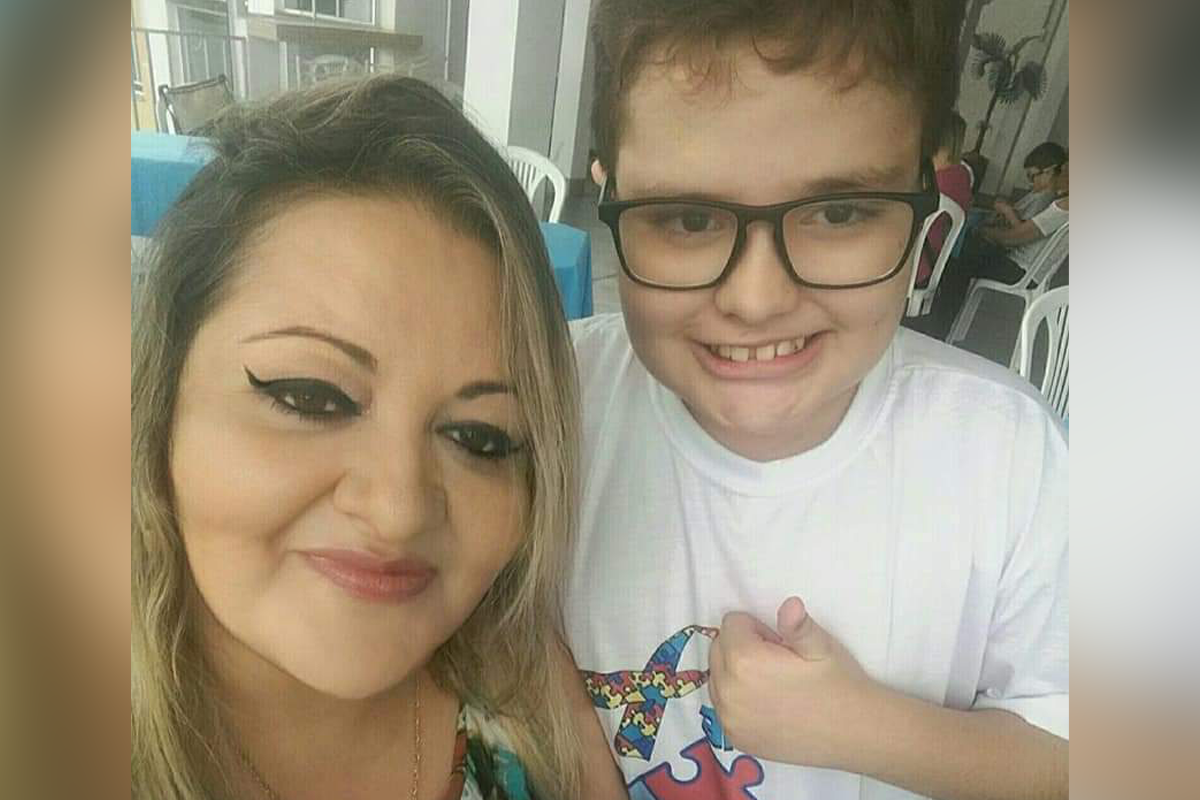 Patrícia posando ao lado do filho com transtorno autista