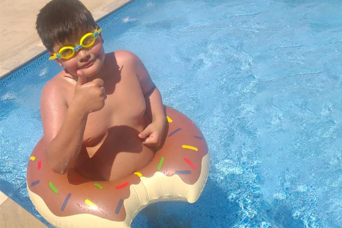 Pedro na piscina, ele é um garoto com TEA leve