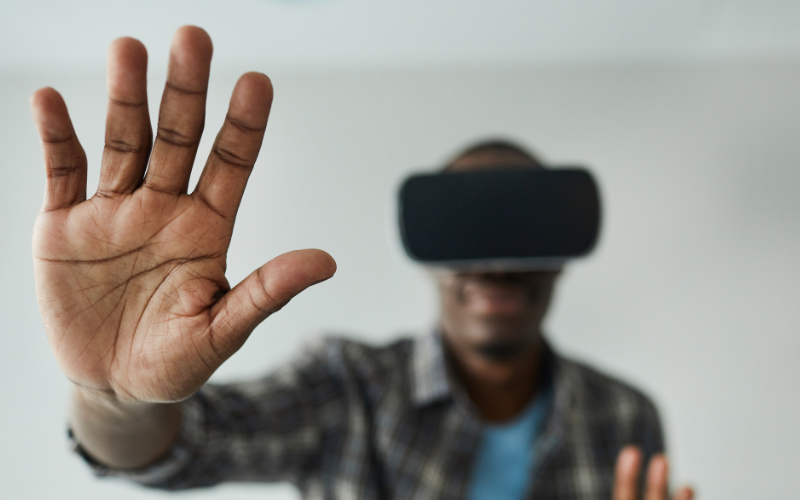 garoto negro usando óculos de realidade virtual